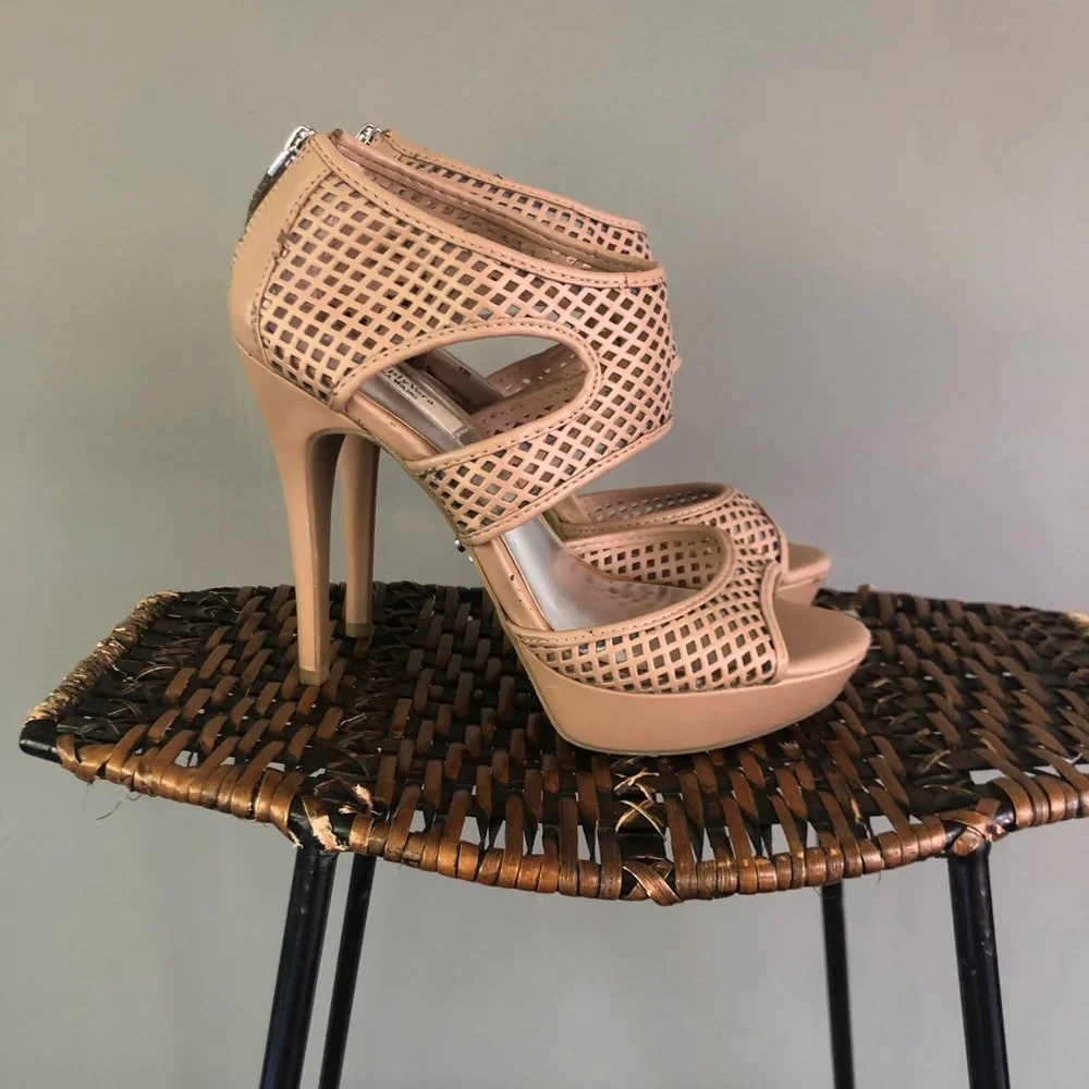 Vera Wang Heels - Picture 3 of 8
